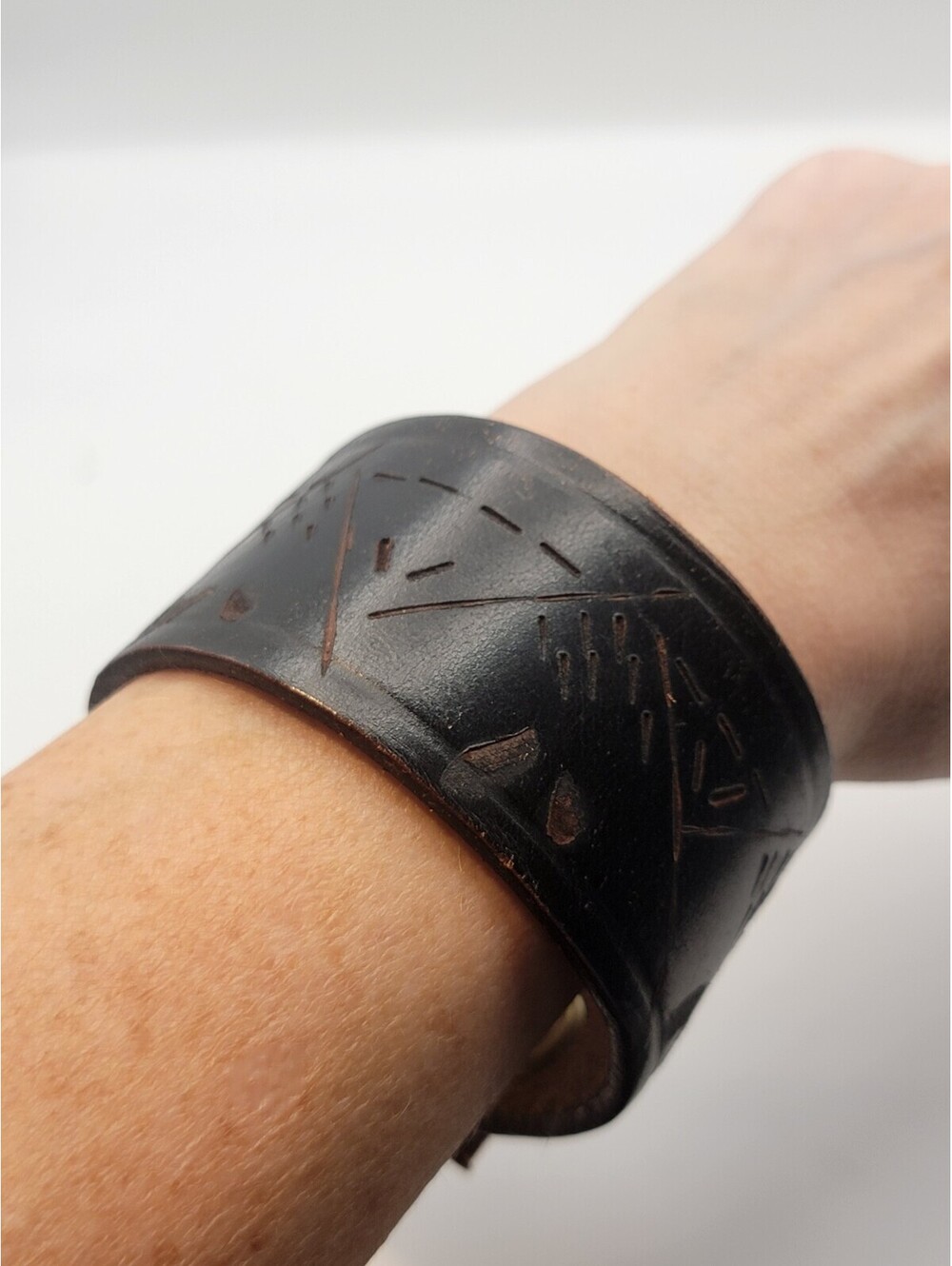 Western Womens Bracelet 8.75 X 1.50 in Tooled Leather Brown Snap